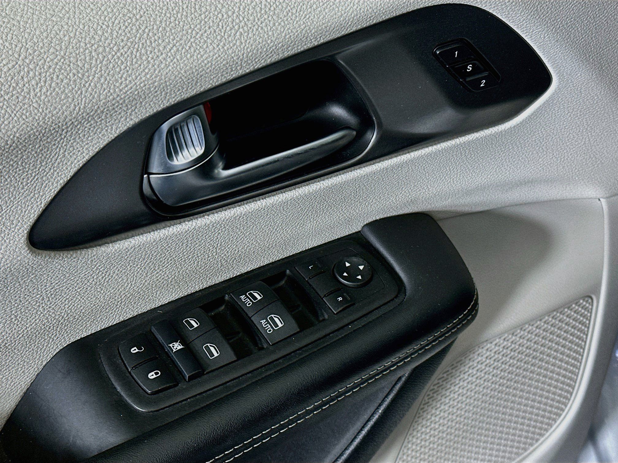 Used 2024 Chrysler Pacifica Limited FWD image 15