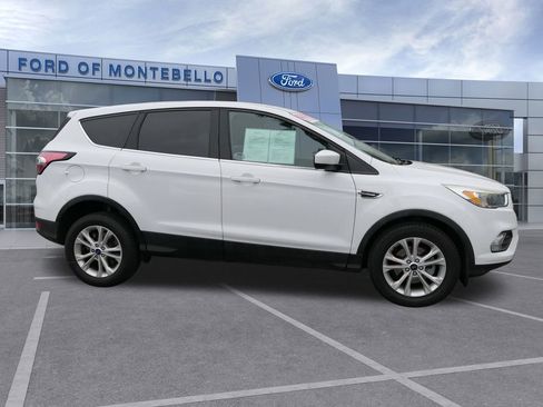 Used 2017 Ford Escape SE image 2