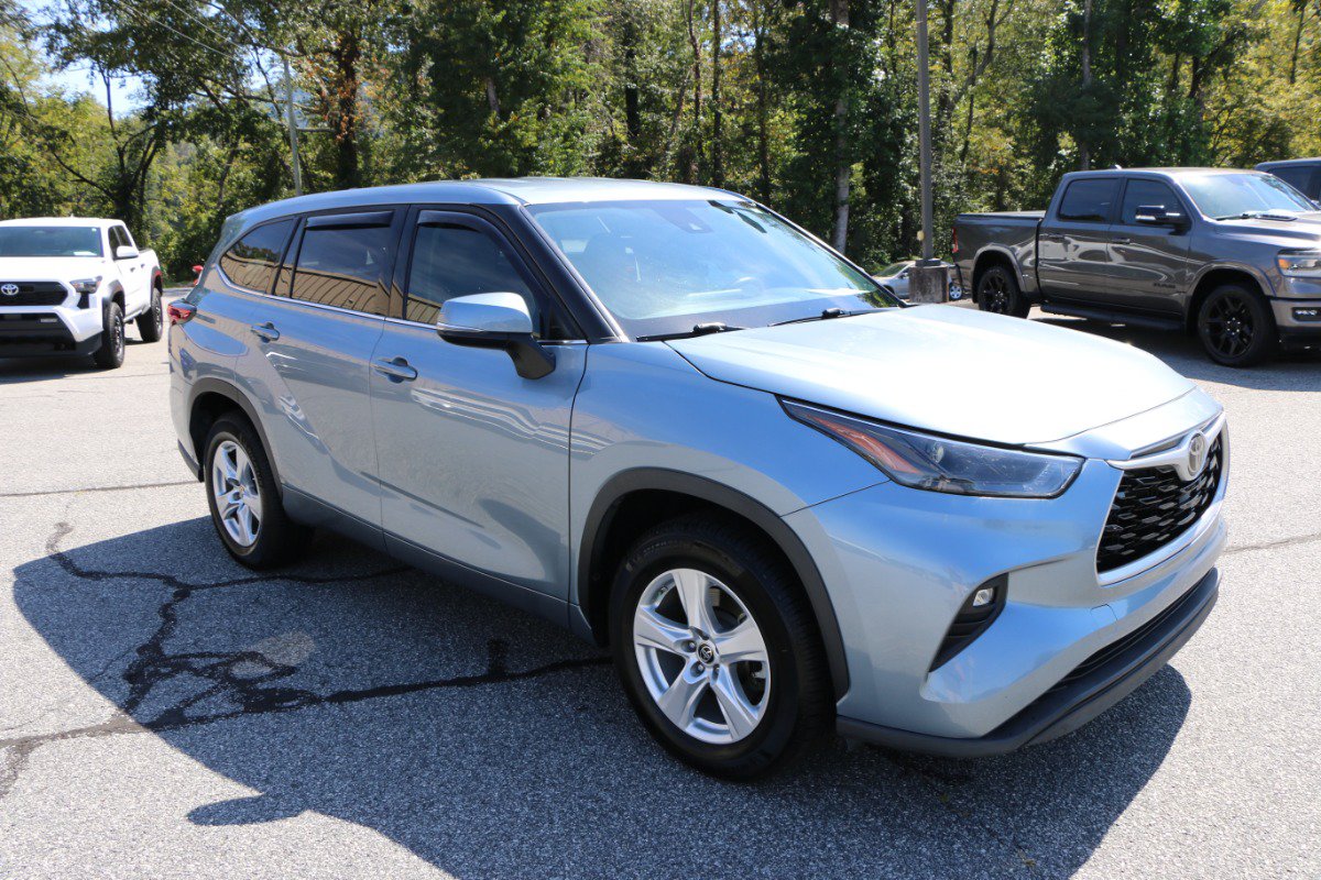 Used 2022 Toyota Highlander LE FWD image 10