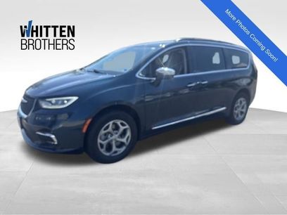 Used 2022 Chrysler Pacifica Limited w/ Uconnect Theater Family Group