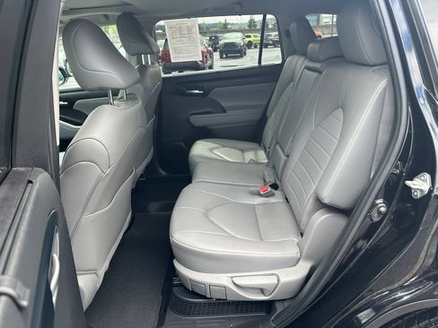 Used 2023 Toyota Highlander XLE AWD/4WD image 14