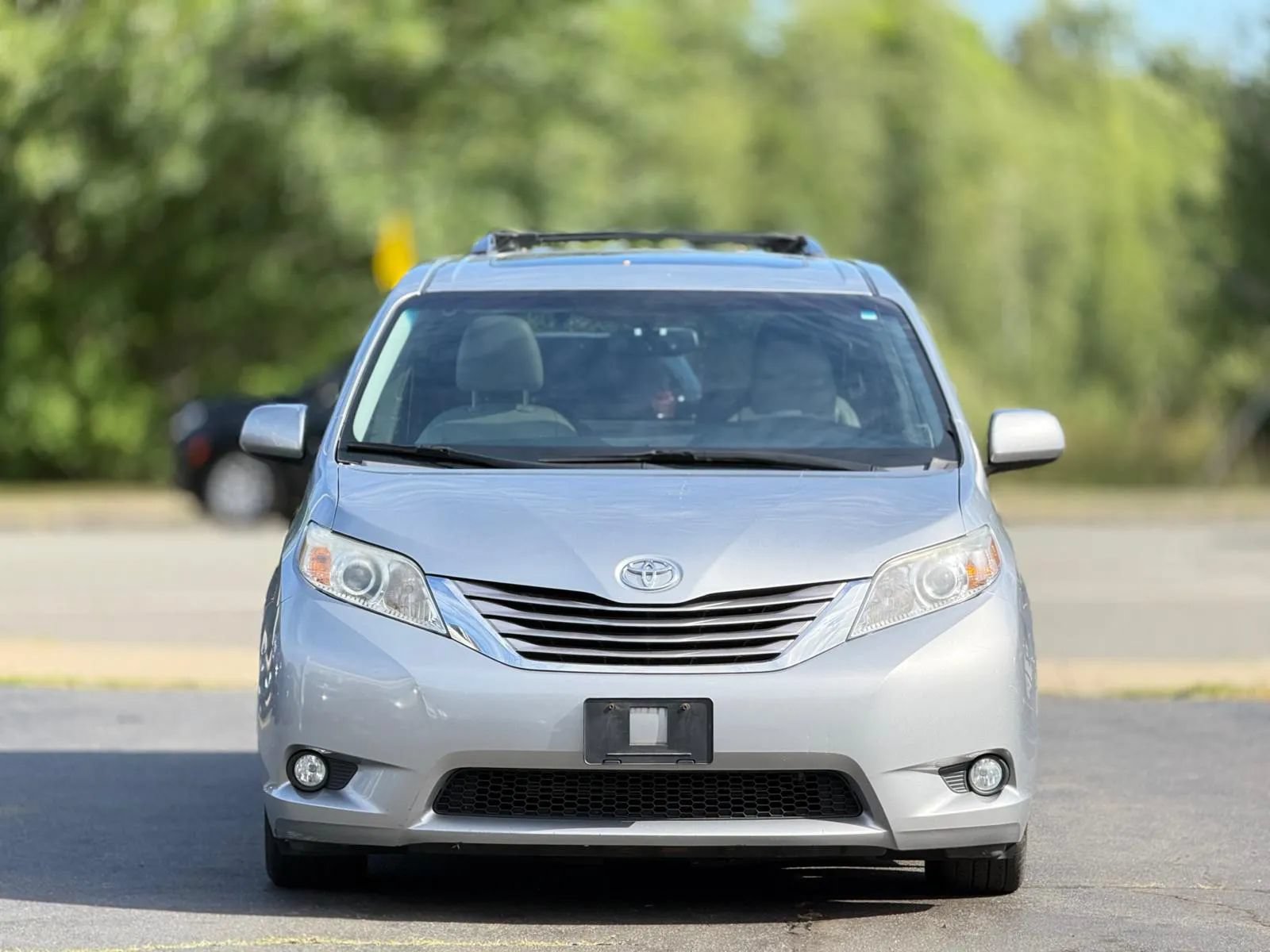 Used 2017 Toyota Sienna XLE w/ Outdoor Package FWD image 3