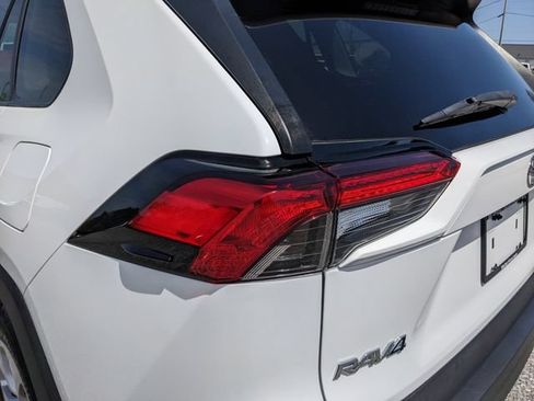 Used 2021 Toyota RAV4 LE AWD/4WD image 11