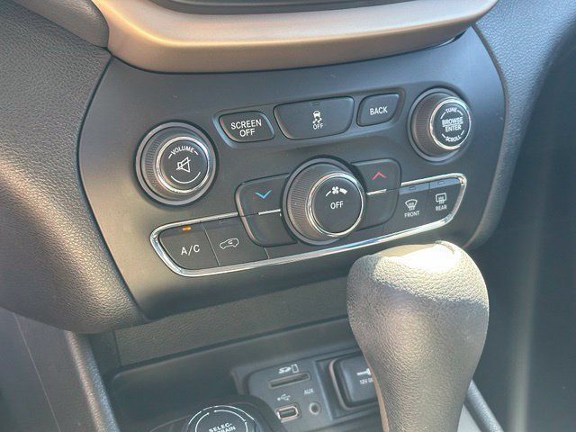Used 2016 Jeep Cherokee Latitude AWD/4WD image 24