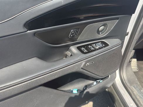 Used 2024 Lincoln Nautilus Reserve w/ Equipment Group 202A image 8