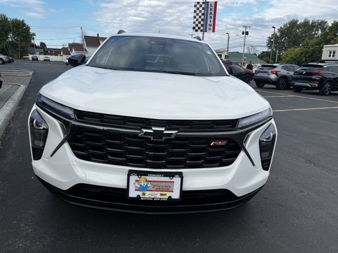 Used 2025 Chevrolet Trax RS w/ Sunroof Package image 2