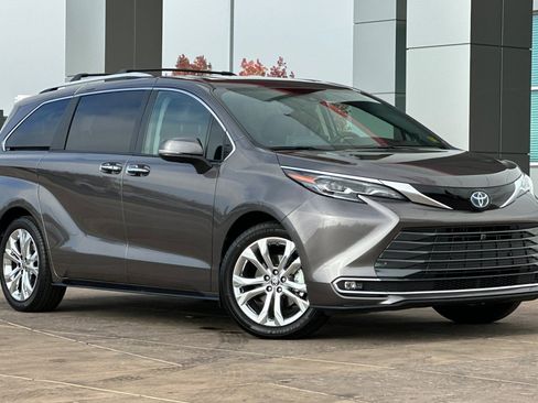 Certified 2024 Toyota Sienna Platinum image 2