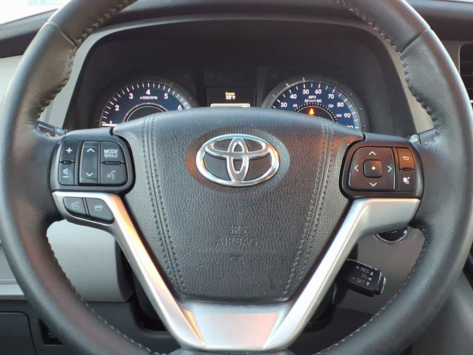 Used 2015 Toyota Sienna XLE w/ XLE Navigation Package FWD image 17
