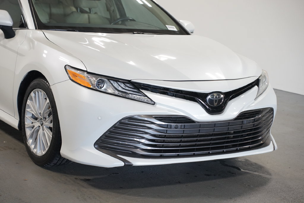 Certified 2018 Toyota Camry XLE FWD image 4