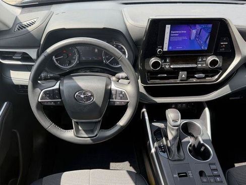 Certified 2025 Toyota Highlander LE FWD image 10