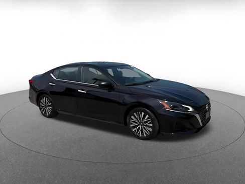 Used 2025 Nissan Altima 2.5 SV FWD image 2