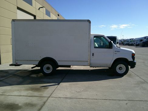 Used 2015 Ford E-350 and Econoline 350 Super Duty RWD image 3