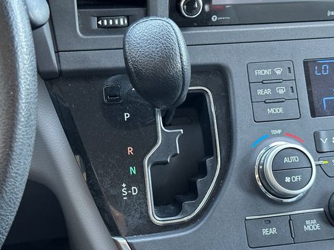 Certified 2018 Toyota Sienna LE FWD image 22