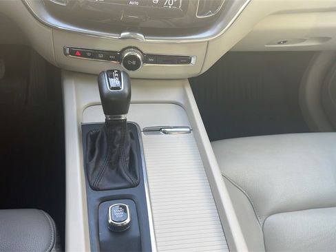 Used 2018 Volvo XC60 T5 Momentum w/ Vision Package image 23