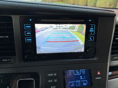 Used 2017 Toyota Sienna XLE w/ XLE Navigation Package FWD image 10