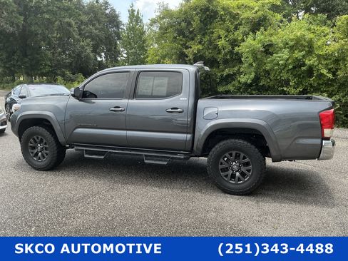 Used 2022 Toyota Tacoma SR5 w/ Technology Package RWD image 2