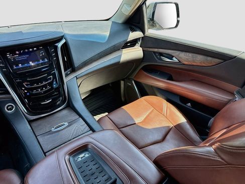 Used 2017 Cadillac Escalade Luxury AWD/4WD image 29