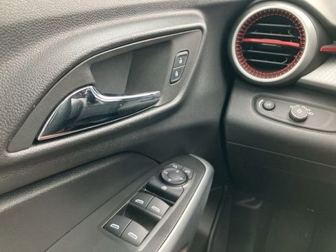 Used 2025 Chevrolet Trax RS FWD image 29