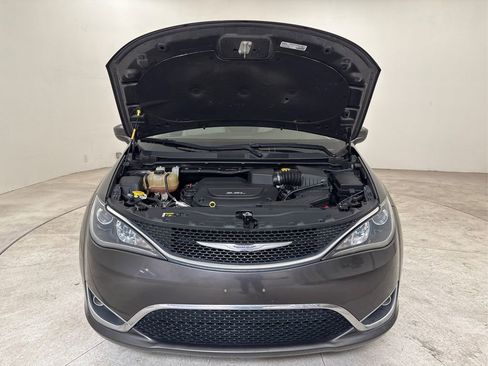Used 2018 Chrysler Pacifica Touring-L FWD image 13