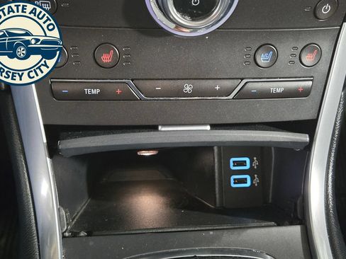 Used 2018 Ford Edge Titanium w/ Equipment Group 302A AWD/4WD image 18