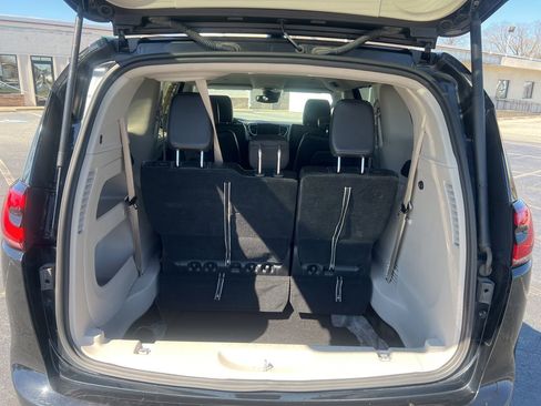 Used 2024 Chrysler Pacifica Touring-L FWD image 14