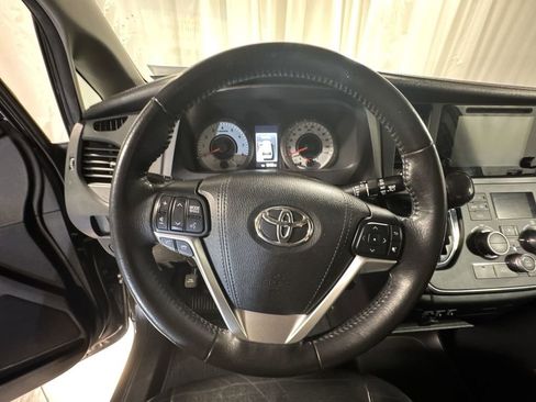 Used 2016 Toyota Sienna SE Premium image 23