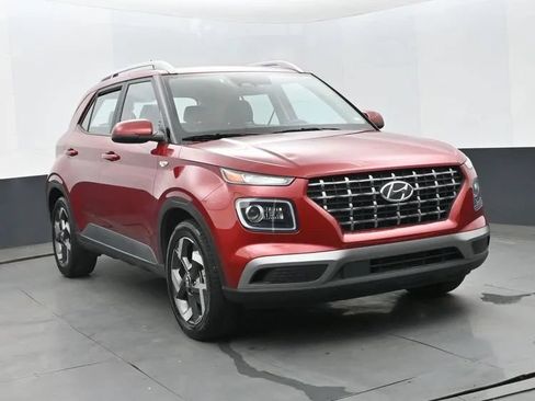 Used 2025 Hyundai Venue Limited FWD image 2