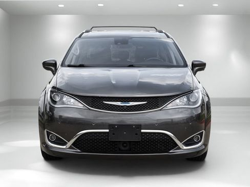 Used 2018 Chrysler Pacifica Touring-L Plus w/ Advanced Safetytec Group FWD image 4
