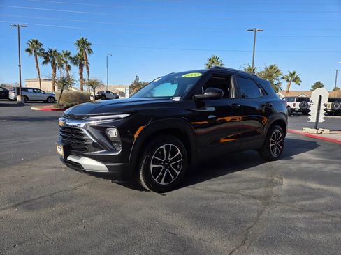 Used 2024 Chevrolet TrailBlazer LT image 2