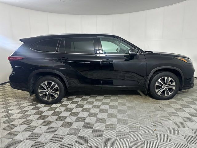 Used 2022 Toyota Highlander XLE AWD/4WD image 8