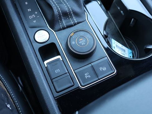 Used 2021 Volkswagen Atlas Cross Sport SEL Premium image 27