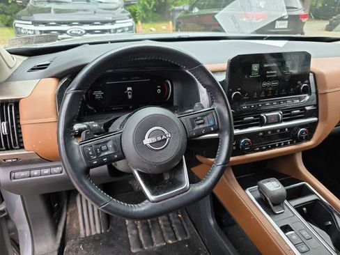 Used 2023 Nissan Pathfinder Platinum w/ Cargo Package AWD/4WD image 9