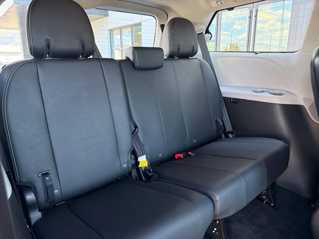 Used 2017 Toyota Sienna SE Premium FWD image 18