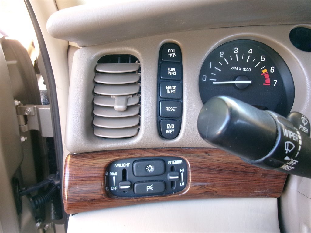 Used 2005 Buick Le Sabre Custom w/ Leather and Comfort Group FWD image 33