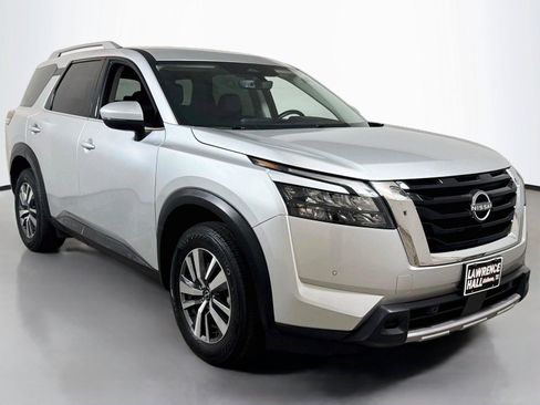 Used 2025 Nissan Pathfinder SL FWD image 3