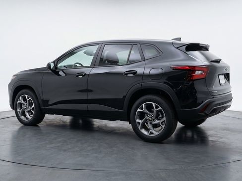 Used 2025 Chevrolet Trax LT FWD image 6