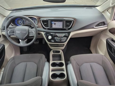 Used 2023 Chrysler Voyager LX image 15