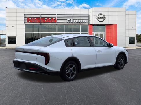 Used 2025 Kia K4 FWD image 3
