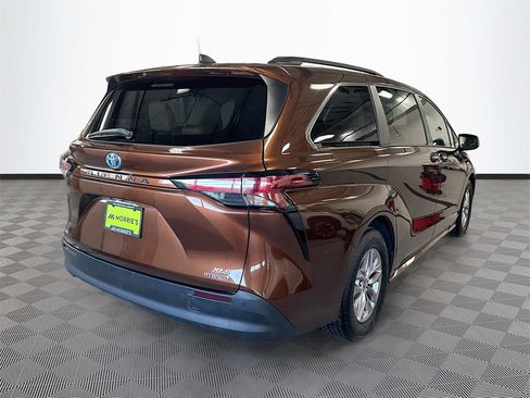 Used 2021 Toyota Sienna XLE image 4