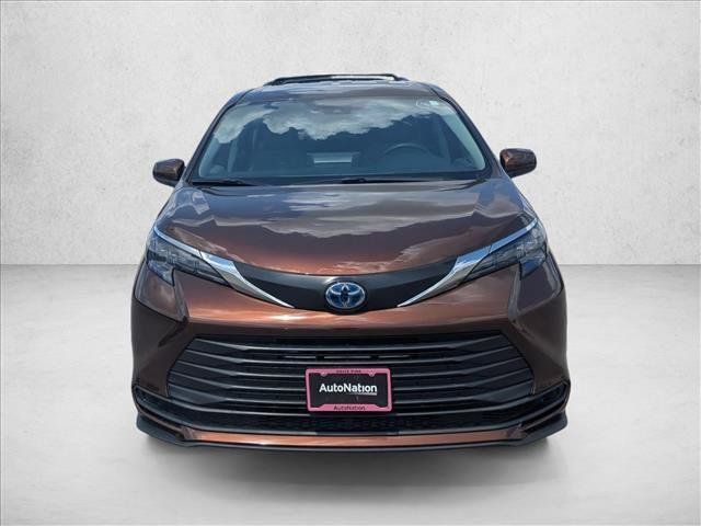 Used 2024 Toyota Sienna LE FWD image 2