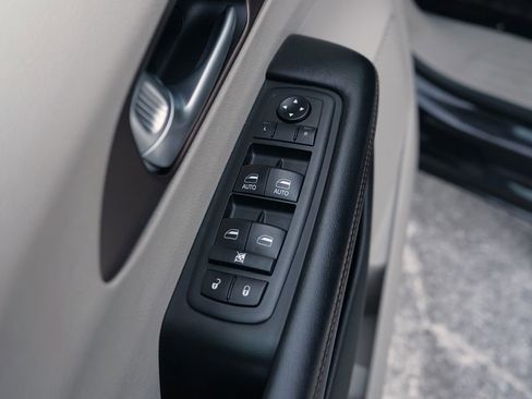 Used 2018 Chrysler Pacifica Touring-L image 11