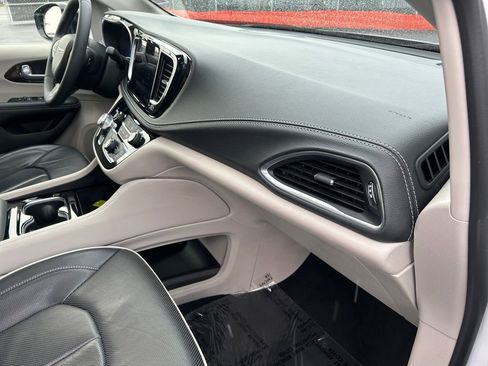 Used 2024 Chrysler Pacifica Limited FWD image 27