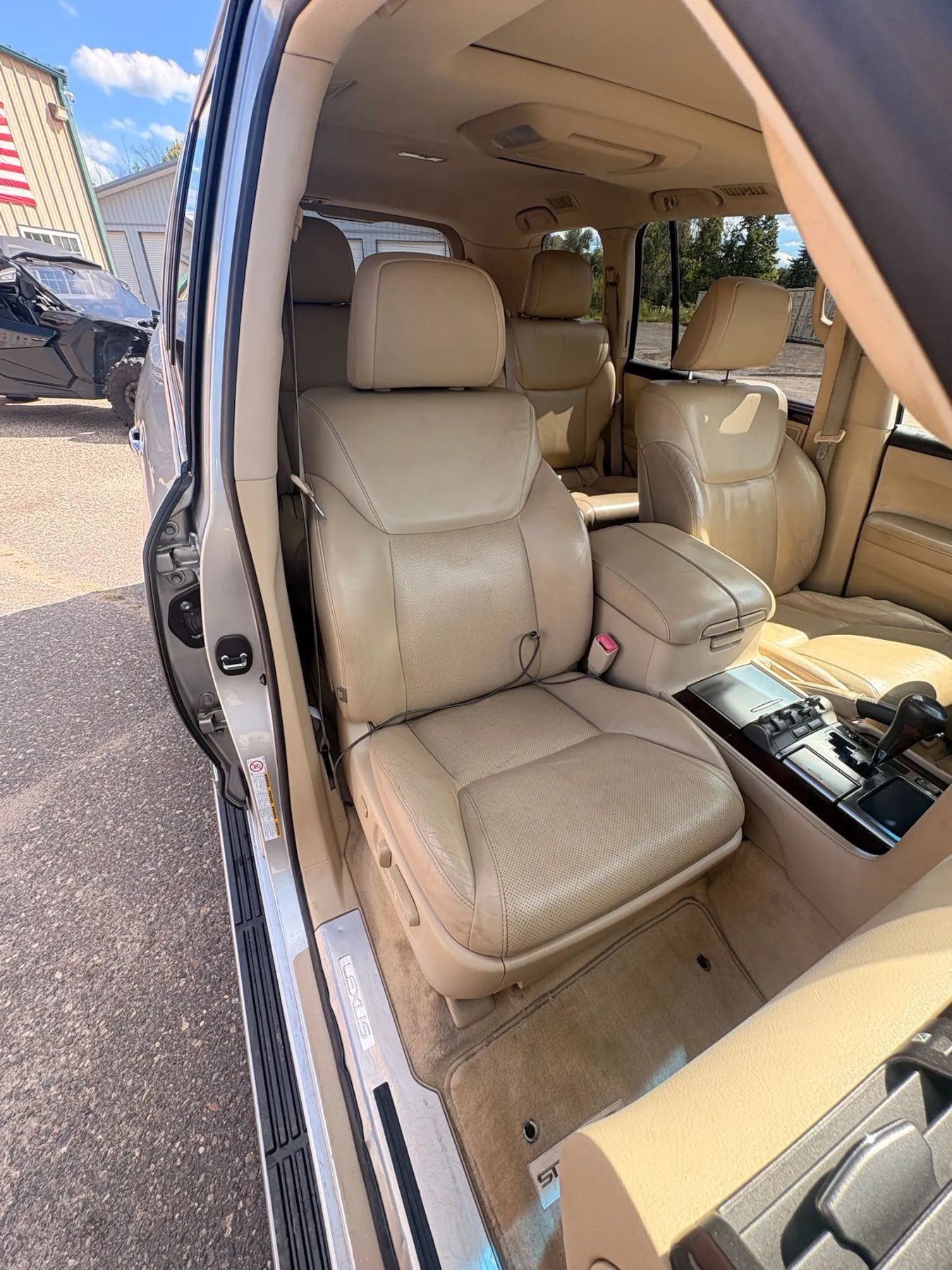 Used 2011 Lexus LX 570 4WD w/ Luxury Pkg image 31