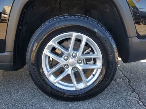 Certified 2025 Jeep Grand Cherokee L Laredo w/ Trailer Tow Package image 12