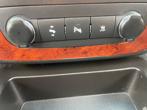 Used 2011 Chevrolet Suburban LT AWD/4WD image 22