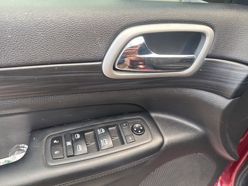 Used 2020 Jeep Grand Cherokee Laredo image 13