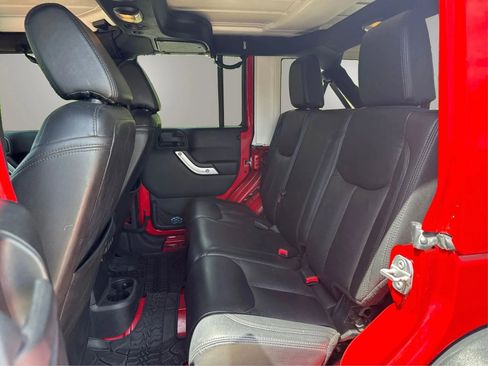 Used 2016 Jeep Wrangler Unlimited Rubicon w/ Connectivity Group AWD/4WD image 10