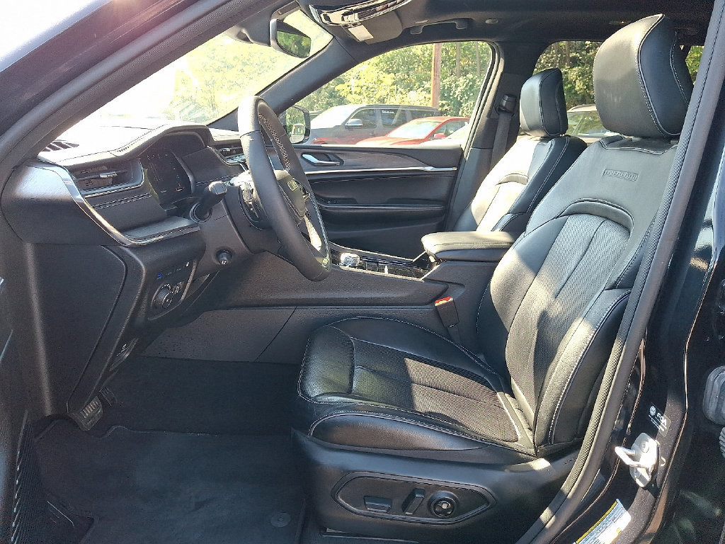 Used 2023 Jeep Grand Cherokee Overland AWD/4WD image 14