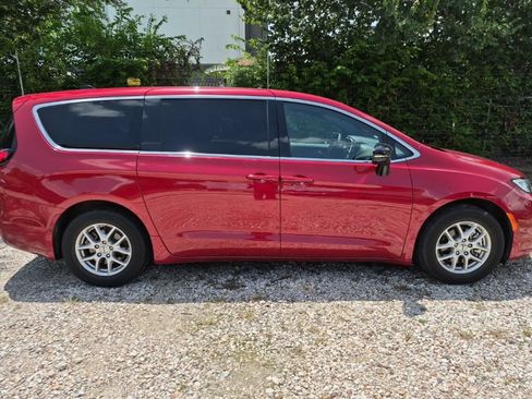 Used 2025 Chrysler Pacifica Select FWD image 5