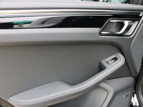 Certified 2026 Porsche Macan image 28